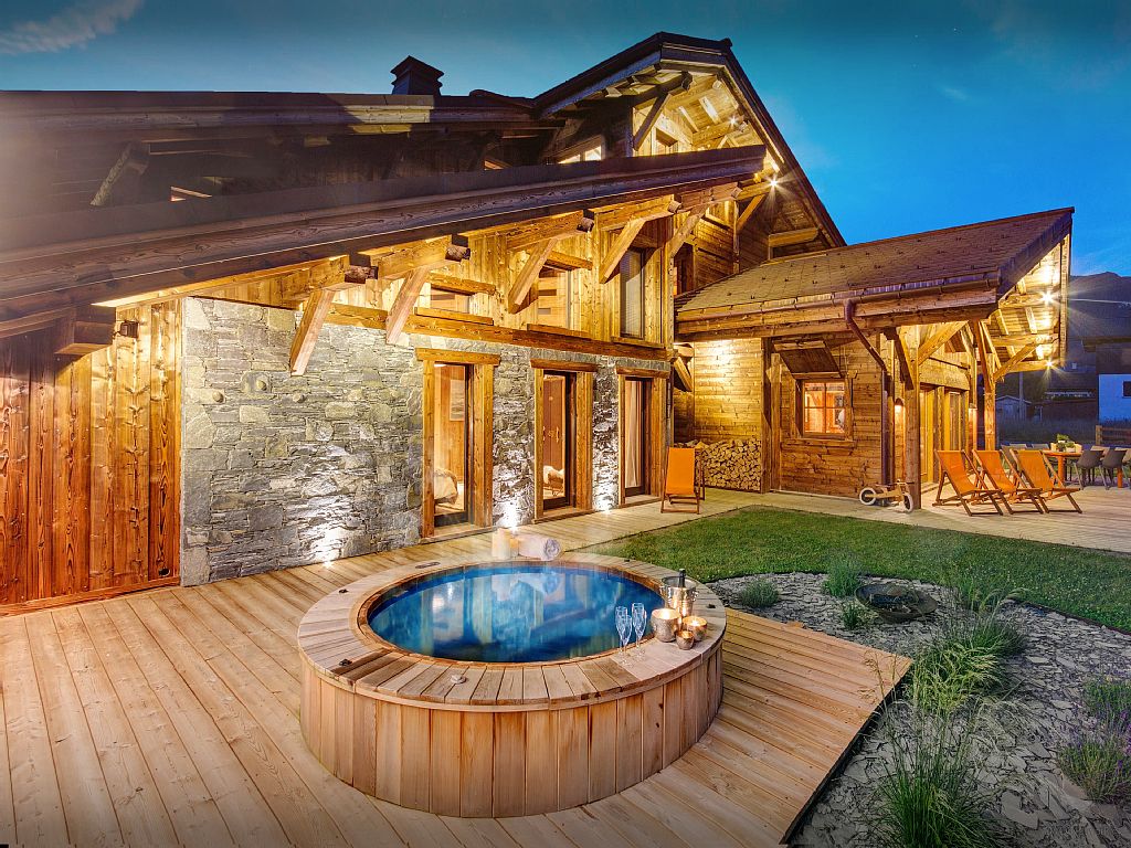 Luxury Chalet With sauna, hot tub, steam room, wifi In Morzine France