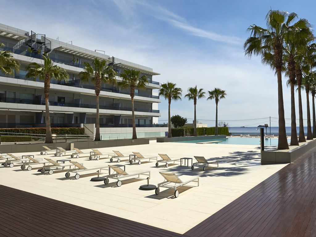 Luxury Apartment with pool and private beach