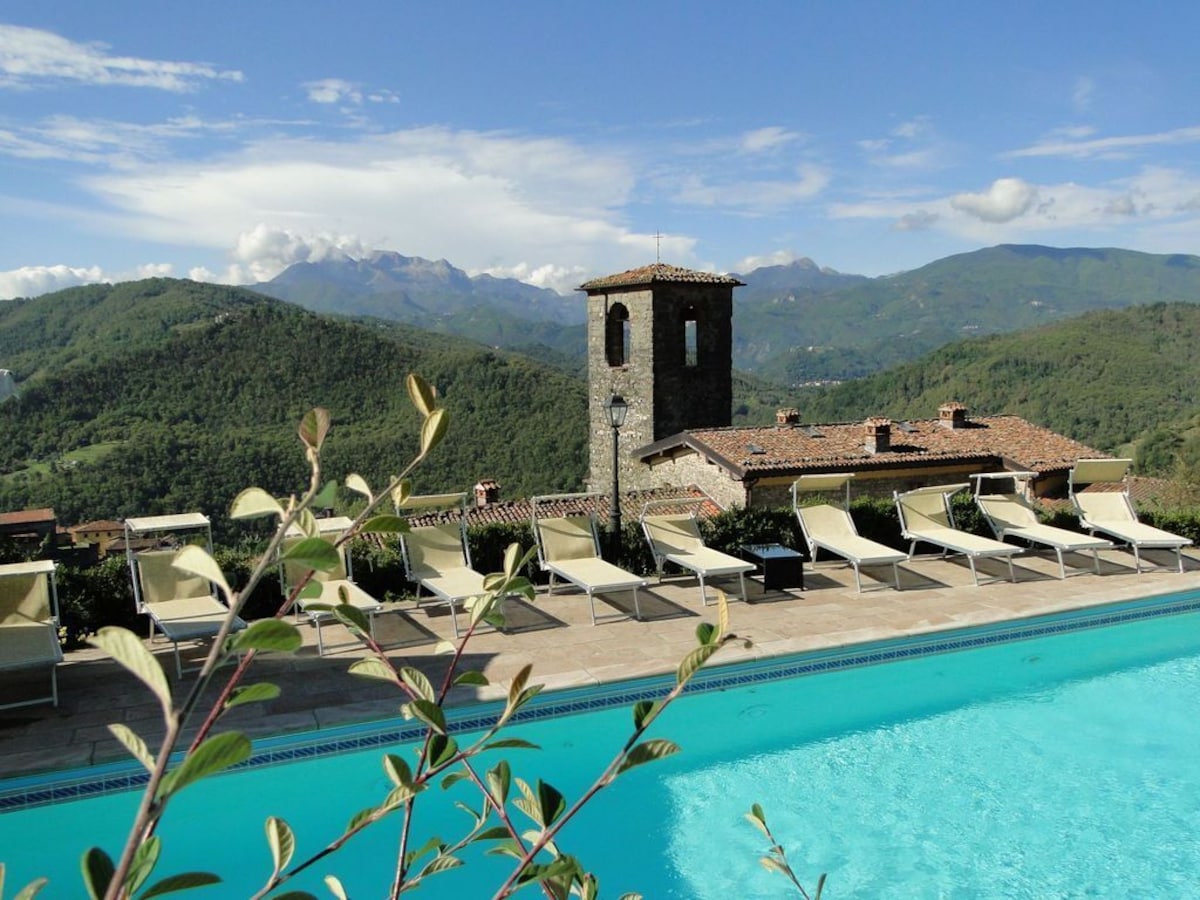 Villa with private pool, stunning mountain views.