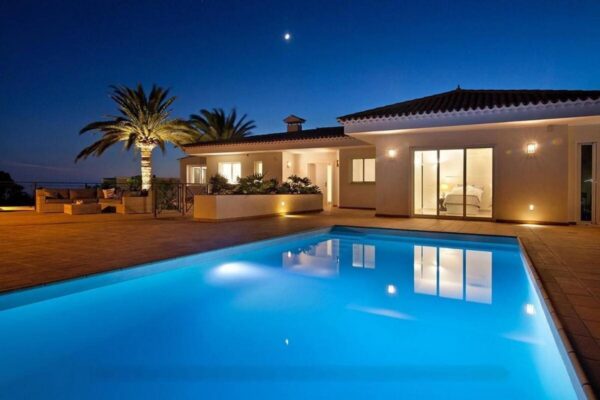 Villa with swimming pool, sauna and garden